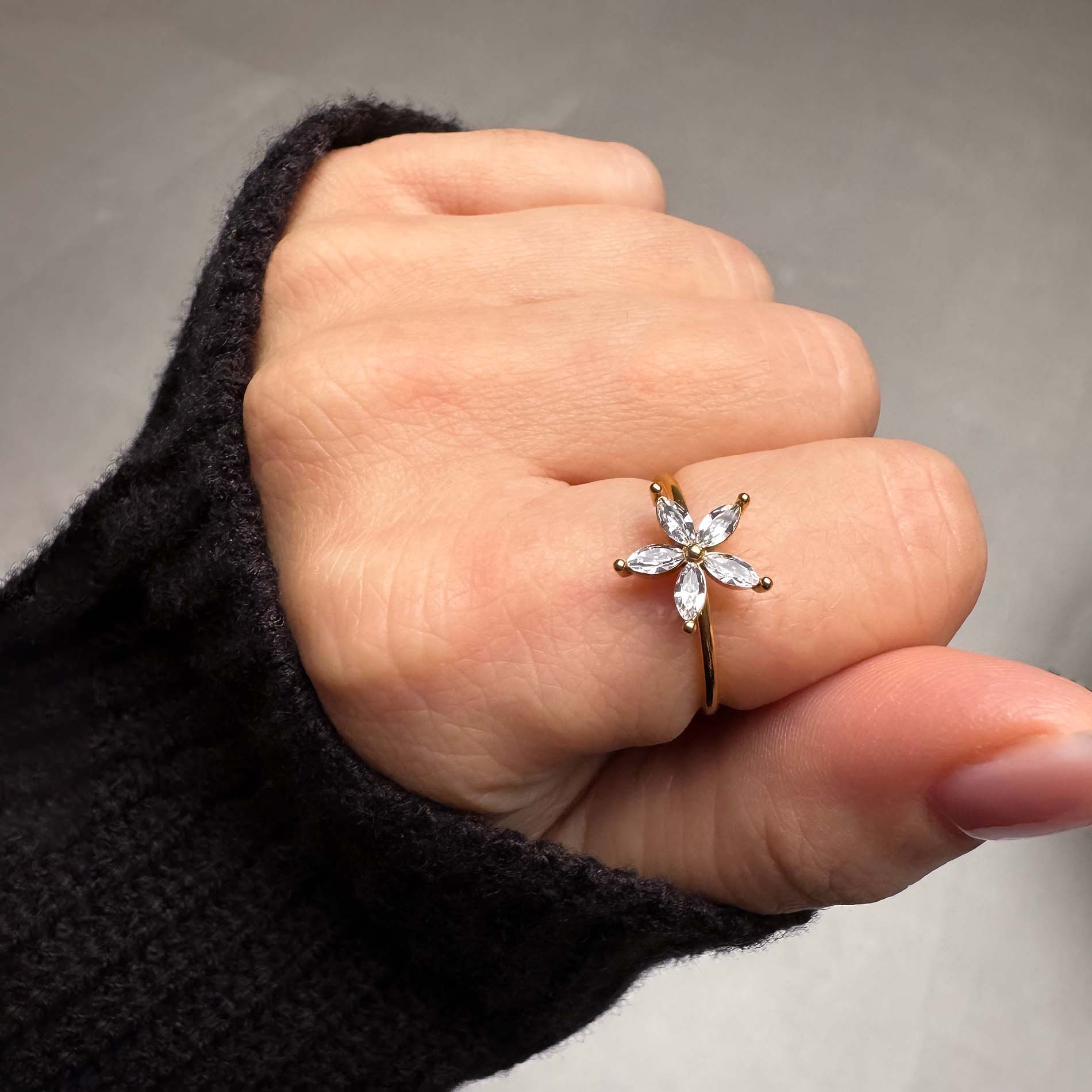 Flower ring - Tarnish free